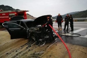 Bursa'da seyir halindeki araç küle döndü