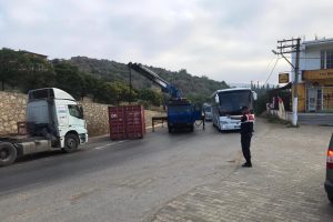 Bursa'da seyir halindeki tırdan konteyner düştü!