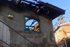 Bursa'da yanan ev kullanılamaz hale geldi