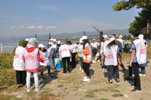 Çocuklar Bursa İznik sahilini temizledi