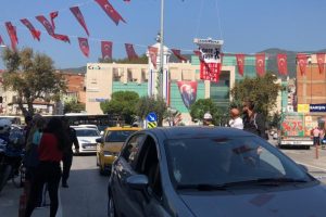 Bursa'da drone ile yaya geçidinde pankart açtılar