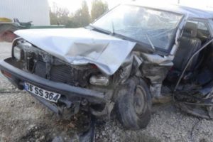 Bursa'da sıkışan sürücüyü itfaiye kurtardı