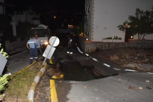 Su borusu bomba gibi patladı, ortalık savaş alanına döndü