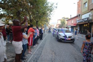 Turistler gelin ve damadı araçtan indirip çiftetelli oynadı