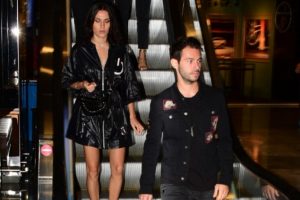 Hakan Sabancı ile görüntülenen Serenay Aktaş yüzünü sakladı