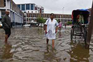 Hindistan'da şiddetli yağışların etkisi sürüyor