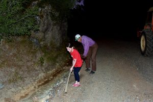 Kızının okula gidebilmesi için veresiye yol yaptırdı