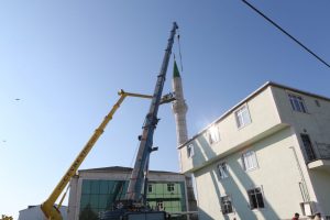 Arnavutköy'de hasar gören minarenin yıkımına başlandı