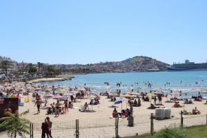Kuşadası plajları doldu
