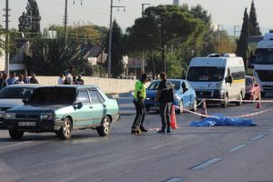 Yolun karşısına geçmeye çalışan yaşlı çifti kaza ayırdı
