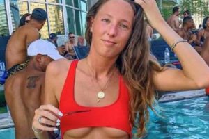 Bikinili fotoğrafı ahlaka aykırı bulan şirketten büyük skandal