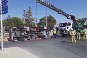 Silivri'de itfaiye aracı devrildi: 3 yaralı