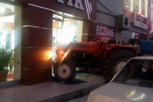 Acemi sürücü traktörle gözlükçüye girdi