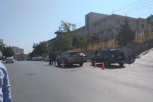 Eski ortağının önünü araçla kesip, silahla yaraladı