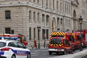 Paris'te polislere saldırı!