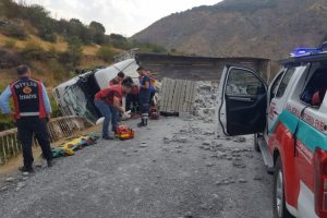 Siirt'te virajı alamayan tuğla yüklü tır devrildi