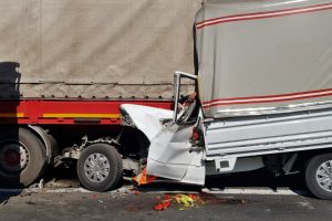 Kamyonet TIR'ın altına girdi; sürücü öldü