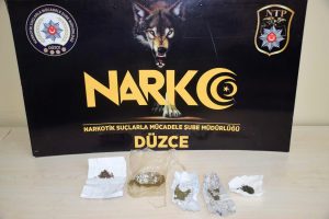 3 zehir taciri uyuşturucu satarken yakalandı