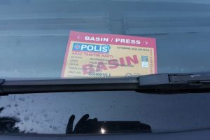 Aracında 4 farklı sahte basın kartı olan sürücü gözaltına alındı