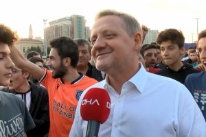 Göksel Gümüşdağ, taraftarlarla birlikte stada geldi