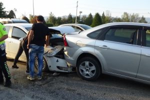 Işıkta bekleyen otomobile arkadan çarptı: 1 yaralı