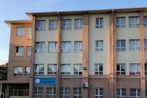Avcılar'da binaları riskli bulunan 2 okul yarın tatil edildi