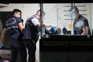 Bursa'da soygun! Satırla kırarak girdiler
