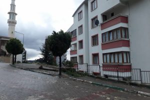 Bursa'da otomobil bina boşluğuna uçtu: 1 yaralı