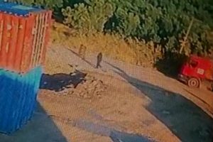 Bursa'da TIR şoförü otomobilin altında böyle kaldı