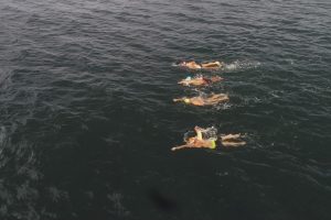 Bursa'da dalgalarla boğuştular, 6 saat hiç durmadan 14 kilometre yüzdüler
