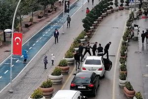 'Yol verme' kavgasında, 3 çocuğunun yanında tekme tokat dövüldü