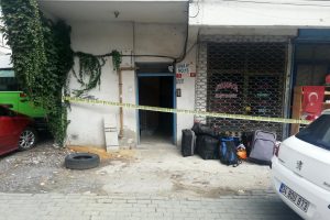 Avcılar'da yan yatan bina mühürlendi