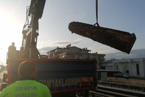 Yola dökülen tomruklar kazaya neden oldu