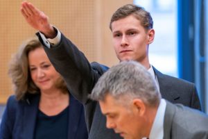 Norveç cami saldırganı mahkemede Nazi selamı verdi