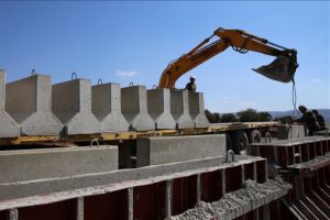 Afrin sınırına beton blok sevkiyatı