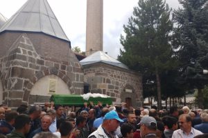 Ümmügülsüm, son yolculuğuna gelinlikle uğurlandı
