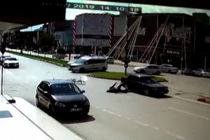 Bursa'da otomobil çarpan bisikletli 40 metre sürüklendi; sürücü ağır yaralandı