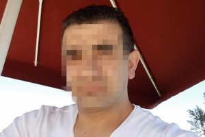 Annesiyle evde yakaladığı polis memurunu bıçakladı