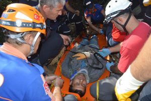 Bursa'da define için kazılan kuyuya düştü! 3,5 saatte kurtarıldı