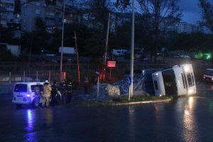 Sarıyer'de kamyon devrildi: 1 yaralı