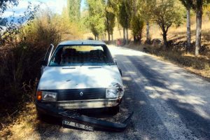 Otomobille motosiklet çarpıştı: 1 ölü, 2 yaralı