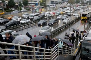 İstanbul'da yağmur yine trafiği felç etti