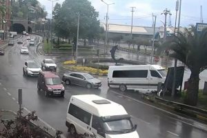 Dikkatsiz sürücülerin kazaları MOBESE kameralarına yansıdı