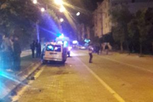 Ehliyetsiz sürücü önce tıra sonra refüje çarptı