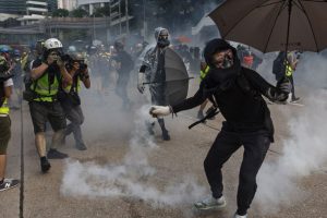 Hong Kong Yöneticisi Lam'dan 'Çin ordusu müdahale edebilir' uyarısı