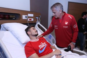 A Milli Takım, Dorukhan Toköz'ü hastanede ziyaret etti