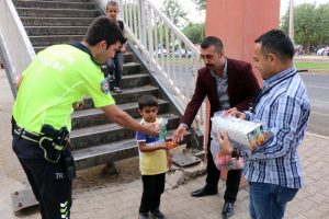 Geçitleri kullanan öğrencilere hediye