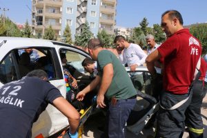 İki otomobil kavşakta birbirine girdi: 2 yaralı