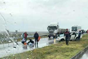 Yağış sebebiyle kayganlaşan yolda kaza meydana geldi