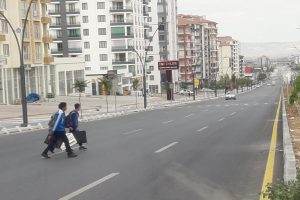 Yaya geçidi olmaması tehlikeye yol açıyor